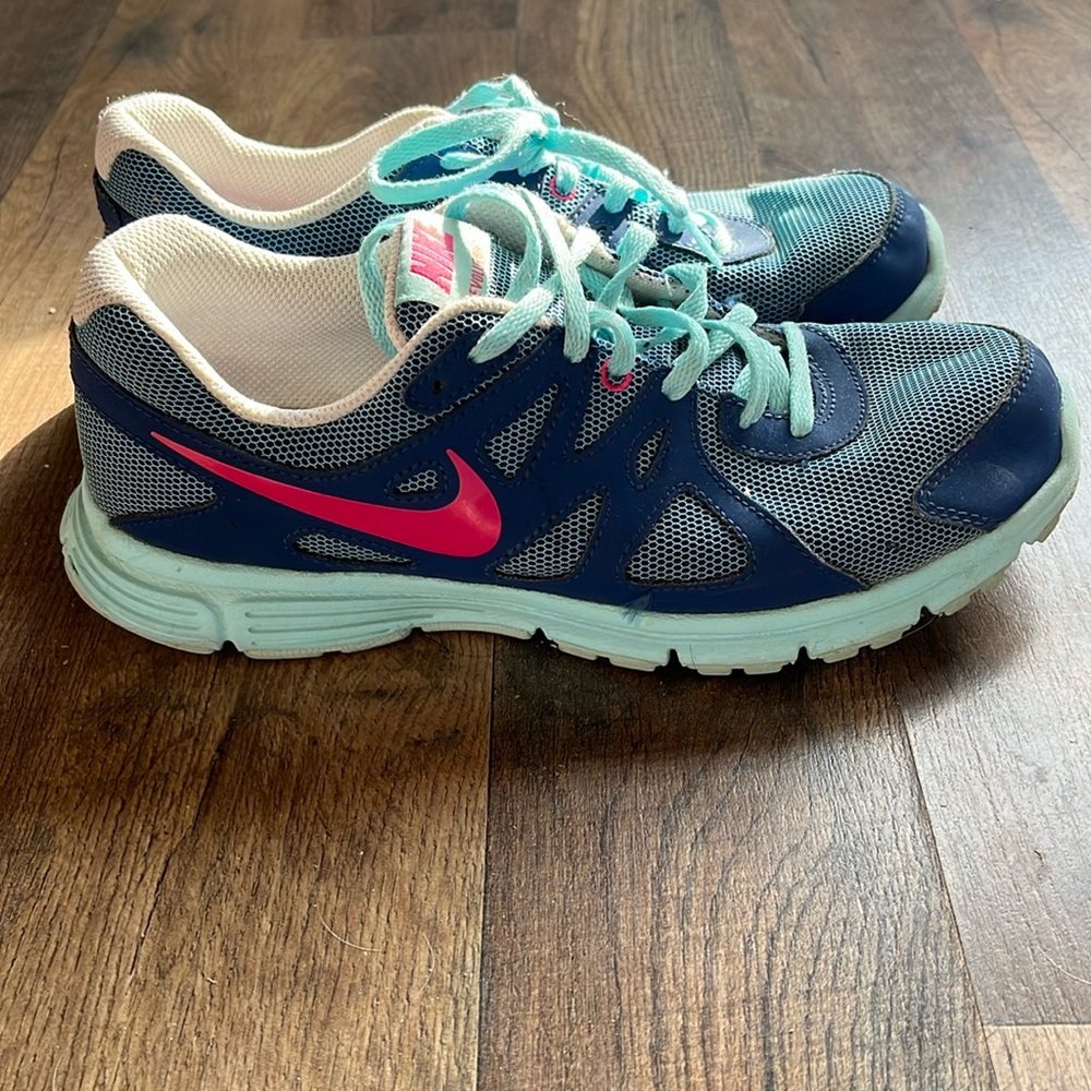 4/$20🥳 Nike Revolution 2 Youth size 6Y